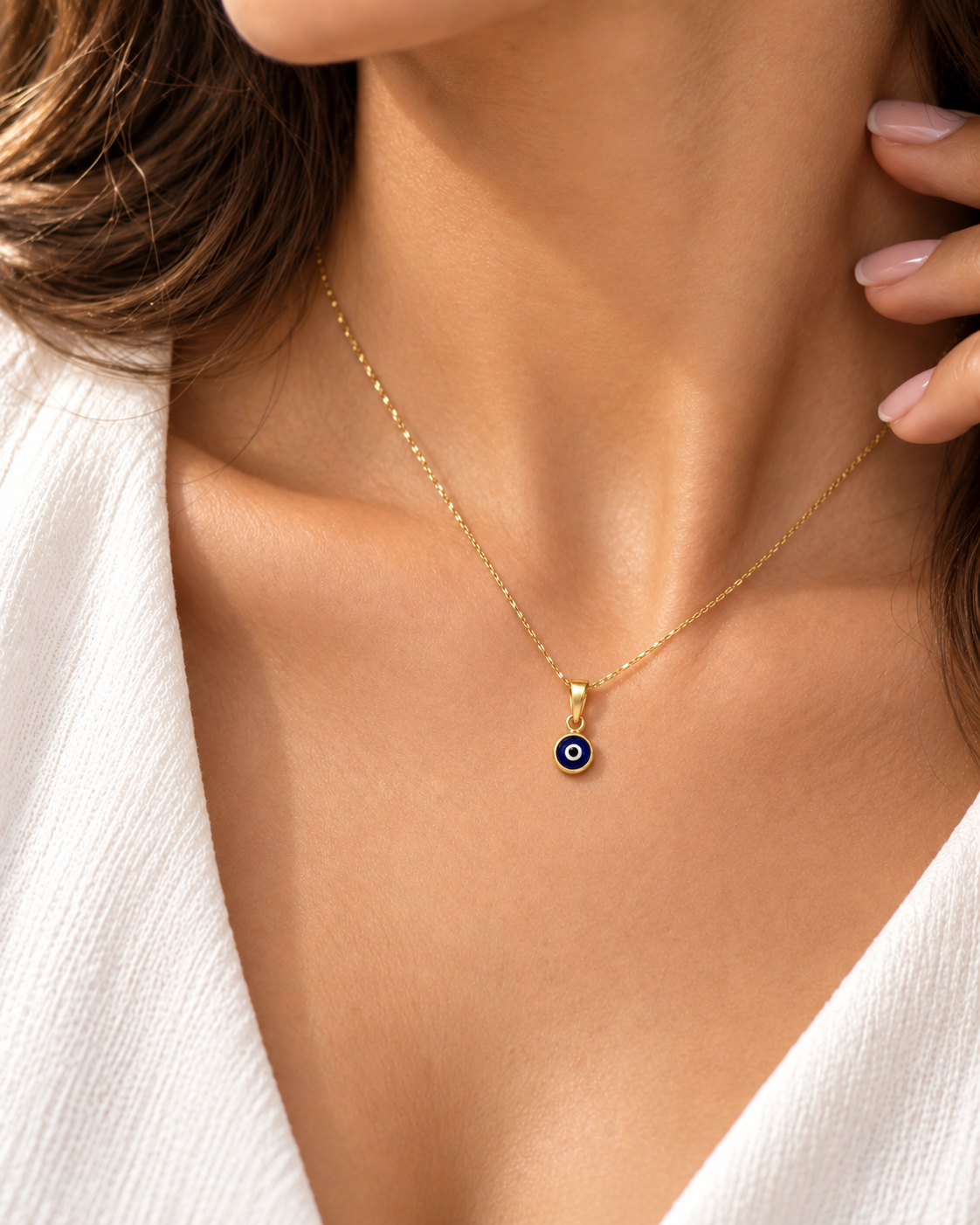 Cheshm-e-Nazar-Anhänger aus 18k Gelbgold mit blauem Schutzauge an feiner Goldkette getragen