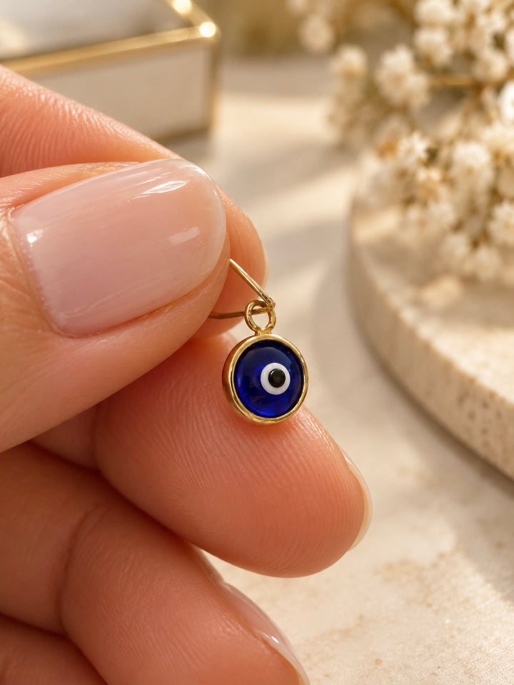 Seitliche Nahaufnahme des Cheshm-e-Nazar-Anhängers aus 18k Gelbgold mit blauem Marco-Schmuckstein