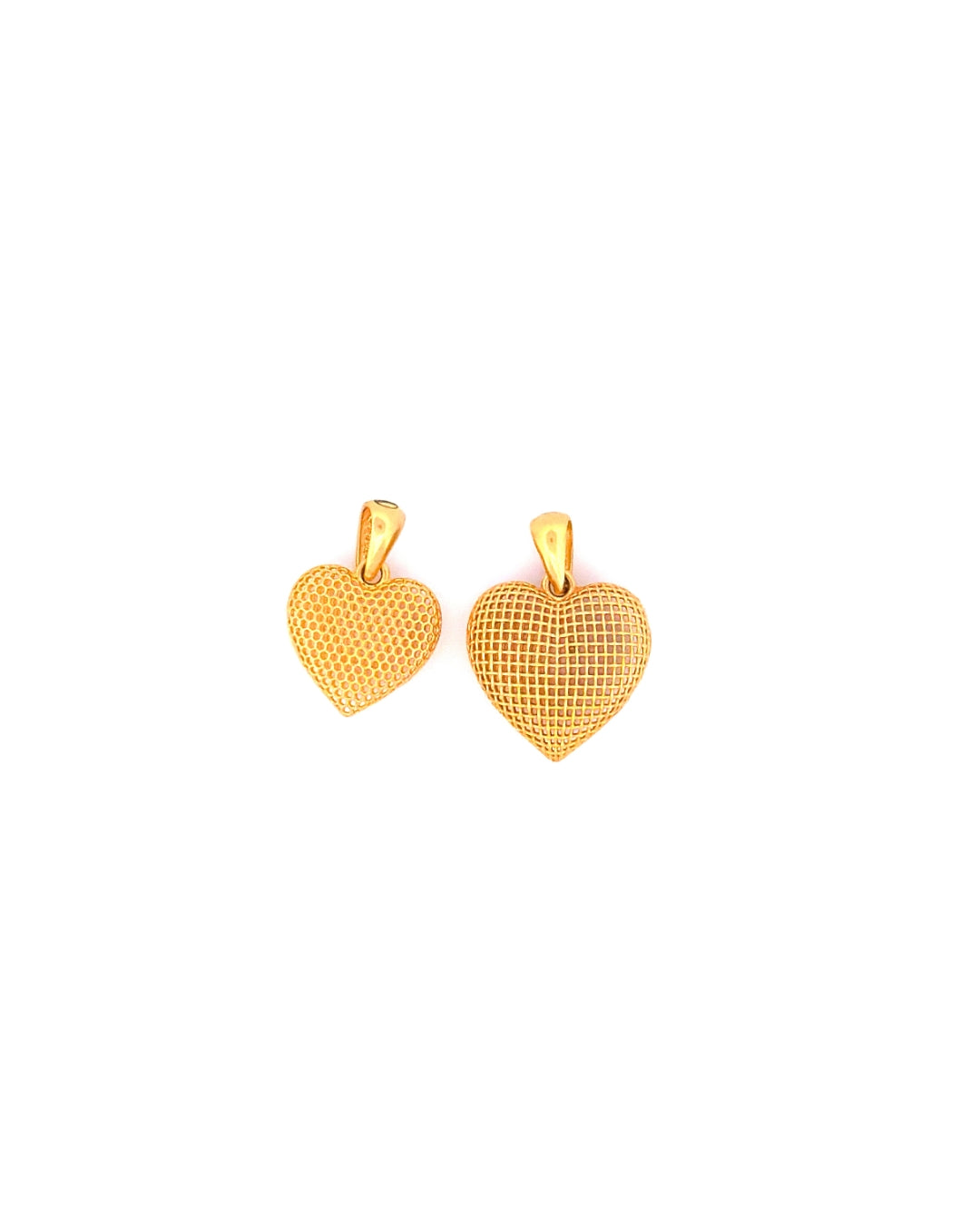 Zwei Herzanhänger aus 18k Gelbgold mit strukturierter Oberfläche – freigestelltes Produktbild auf weiss.