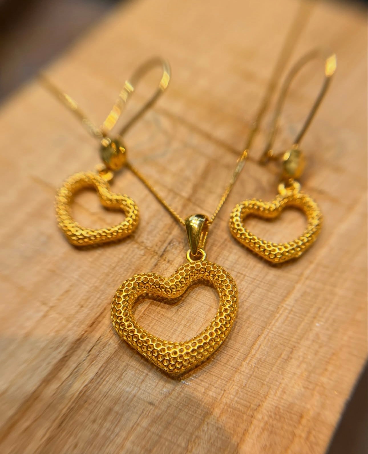 Ziba Gold Set mit Herzanhänger und passenden Ohrringen aus 18k Gelbgold – handgefertigt & harmonisch.