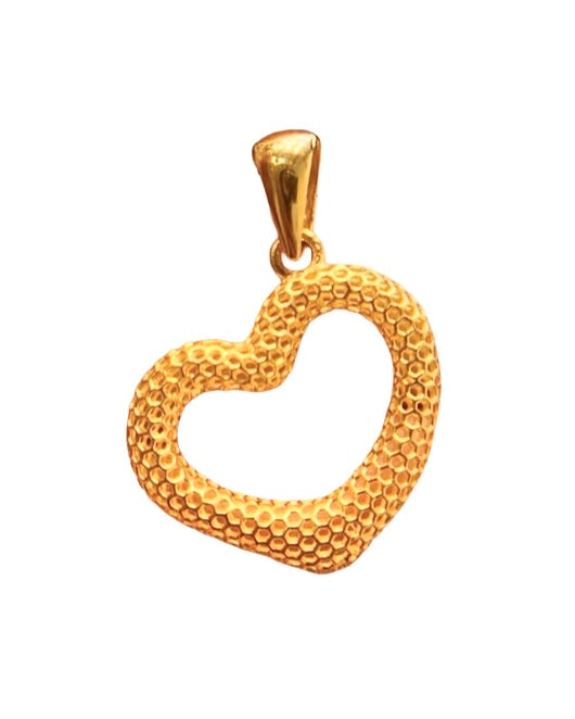 Nahaufnahme eines Herzanhängers aus 18k Gelbgold mit strukturierter Oberfläche – handgefertigt & warm im Glanz.