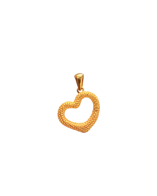 Anhänger aus 18k Gelbgold in Herzform mit gehämmerter Oberfläche – freigestelltes Produktbild auf weissem Hintergrund.