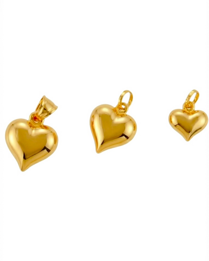 Drei herzförmige Anhänger aus poliertem 18k Gelbgold in unterschiedlichen Grössen, klassischer Goldschmuck mit Hochglanzoberfläche.