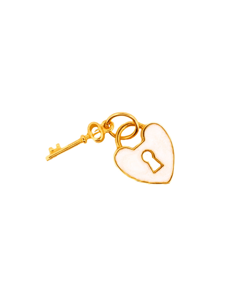 Detailaufnahme: Herzanhänger mit schimmernder Oberfläche und filigranem Schlüssel aus 18k Gelbgold – handgefertigt