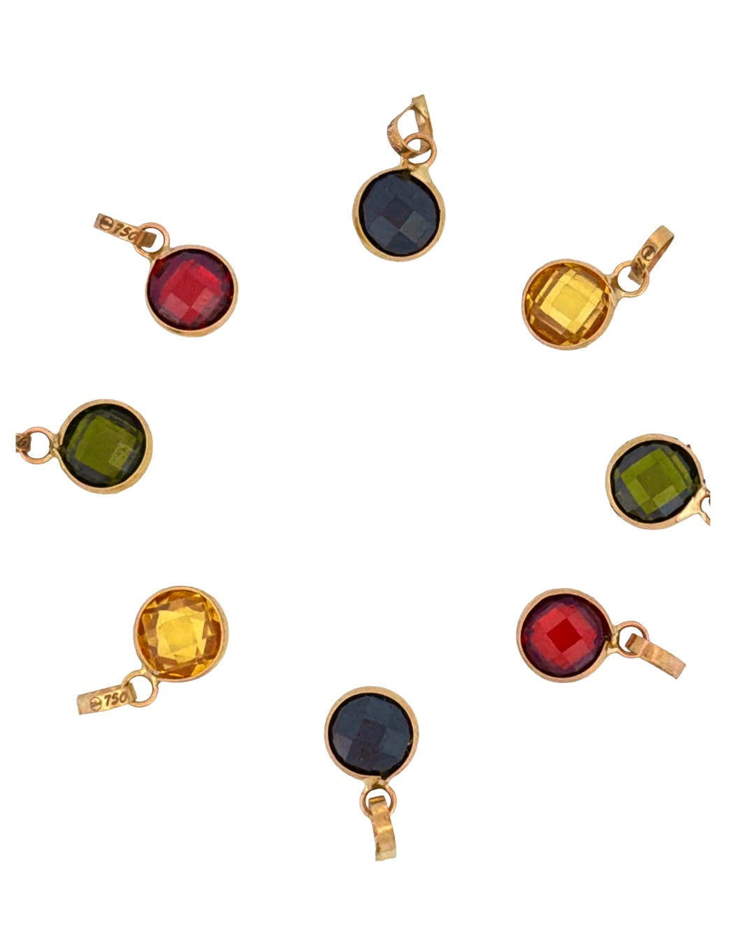 Detailaufnahme eines runden Farbstein-Charms aus 18k Gelbgold mit 6 mm Stein