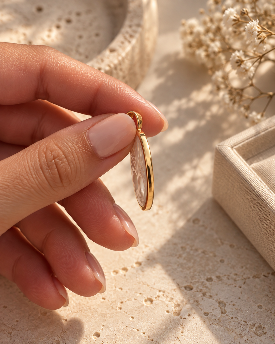 Seitenansicht des Lebensbaum-Anhängers aus Perlmutt mit feiner Einfassung aus 18k Gelbgold