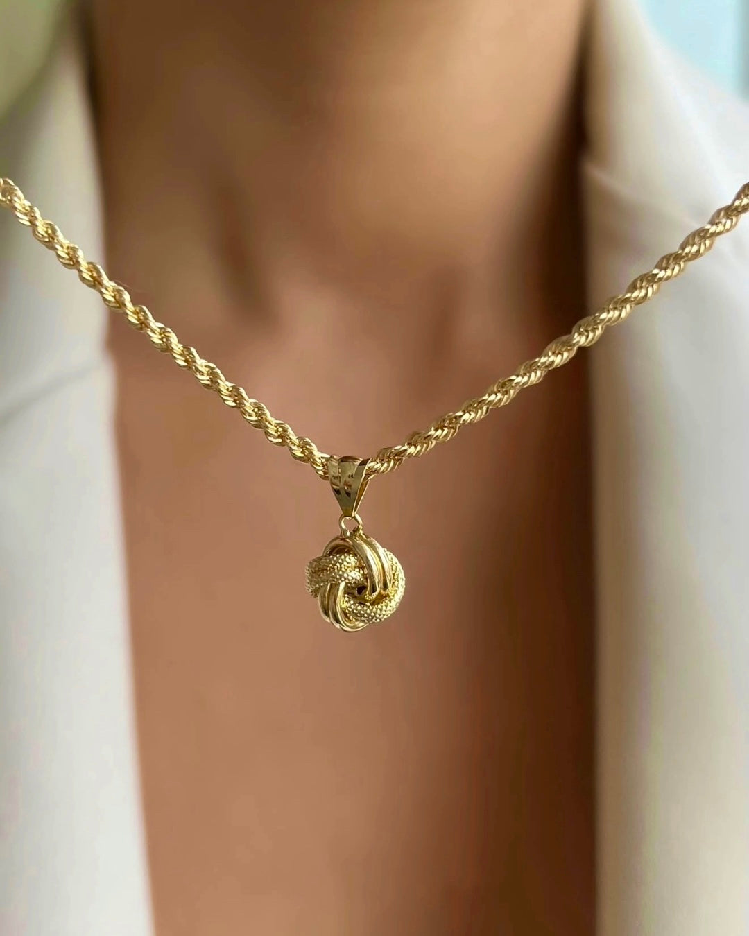 Gereh Anhänger aus 18k Gelbgold getragen an einer gedrehten Goldkette