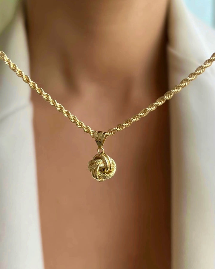 Gereh Anhänger aus 18k Gelbgold getragen an einer gedrehten Goldkette