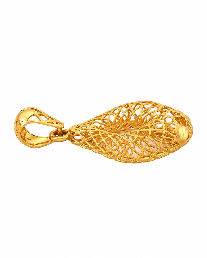 Filigraner Anhänger aus 18 Karat Gelbgold mit kunstvollem, offenem Flechtmuster und strukturierter Oberfläche, freigestellt auf reinweissem Hintergrund.