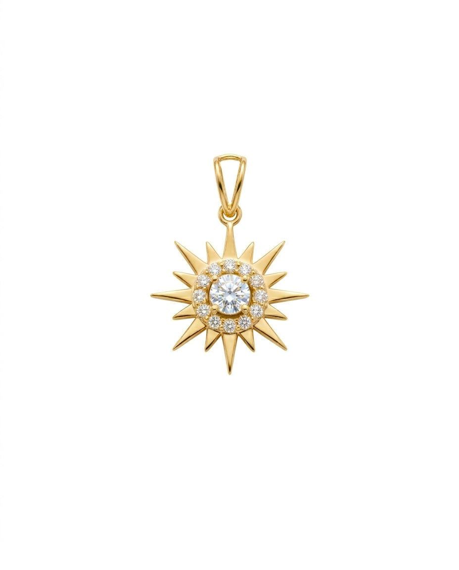Anhänger aus 18k Gelbgold in Form einer strahlenden Sonne mit Zirkonia auf weißem Hintergrund.