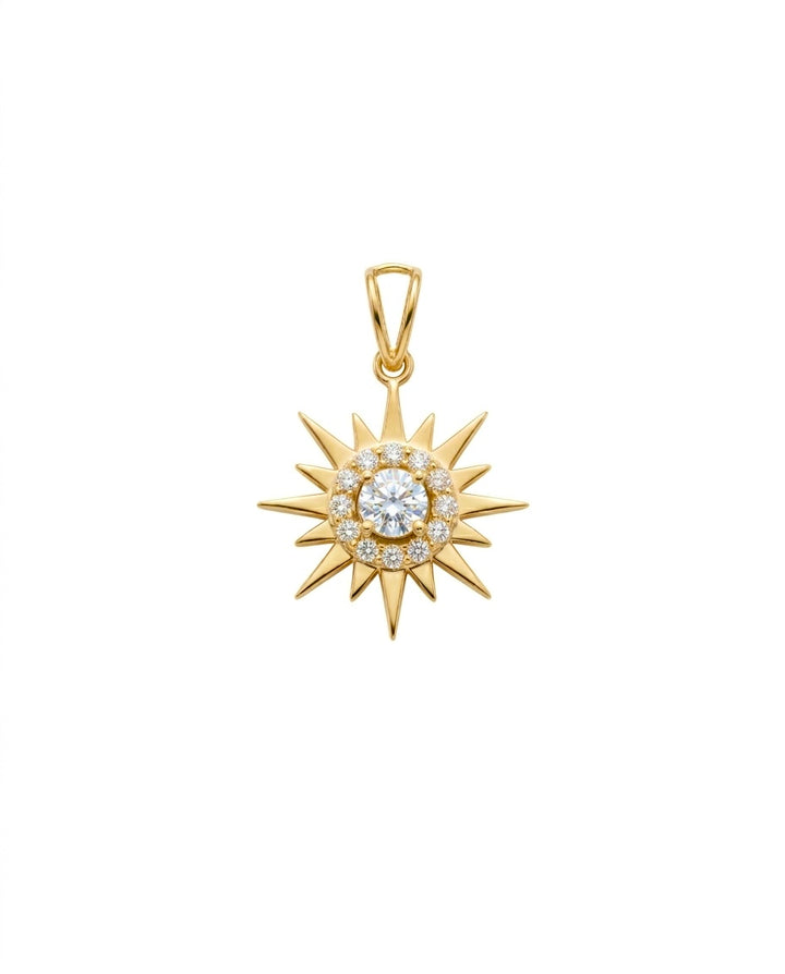 Anhänger aus 18k Gelbgold in Form einer strahlenden Sonne mit Zirkonia auf weißem Hintergrund.