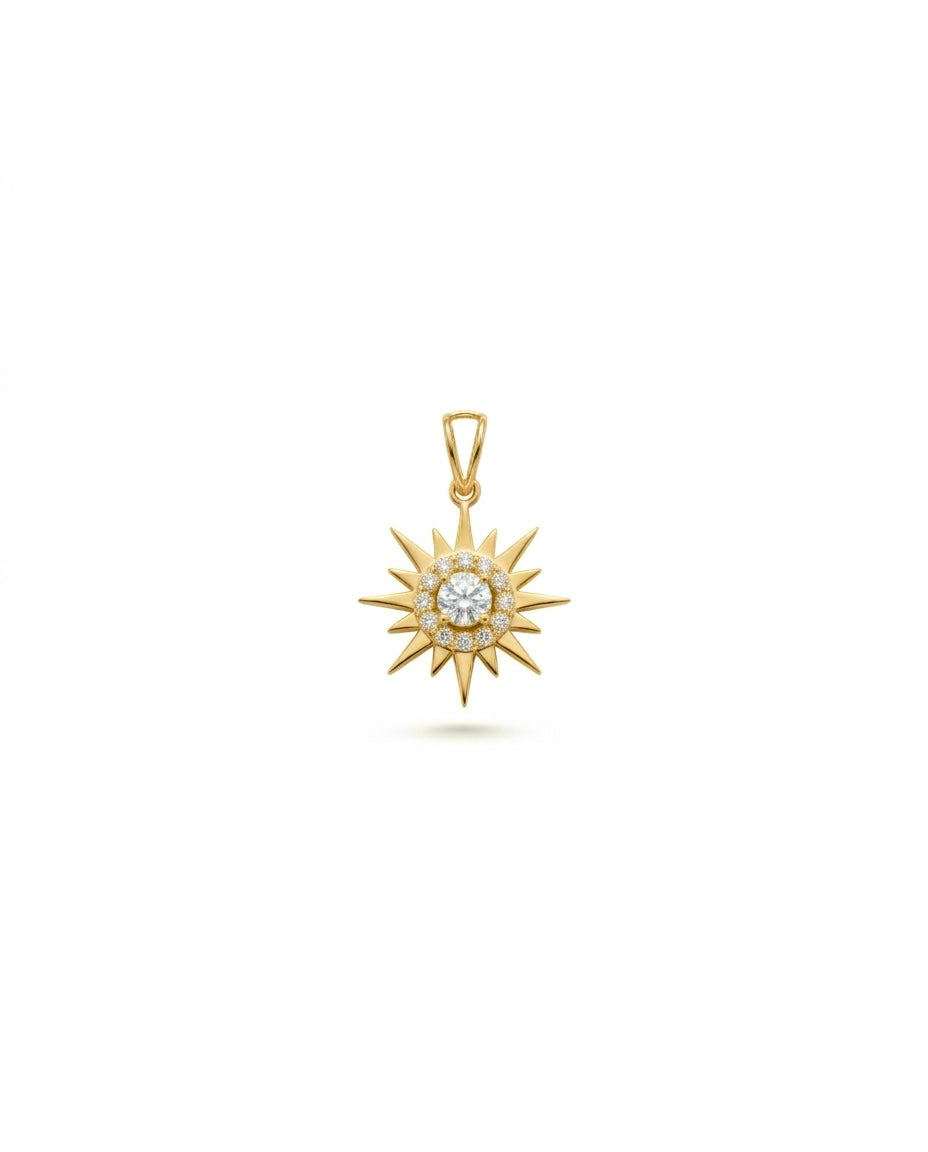 Filigraner Sonnenanhänger aus 18k Gelbgold mit funkelnden weißen Zirkonia als Freisteller.
