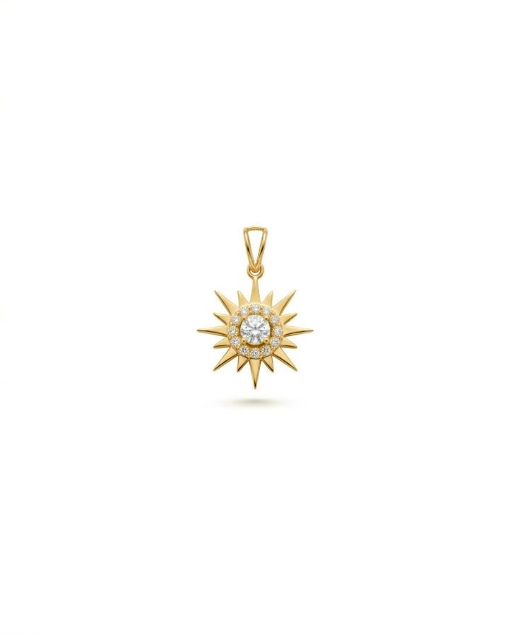 Filigraner Sonnenanhänger aus 18k Gelbgold mit funkelnden weißen Zirkonia als Freisteller.
