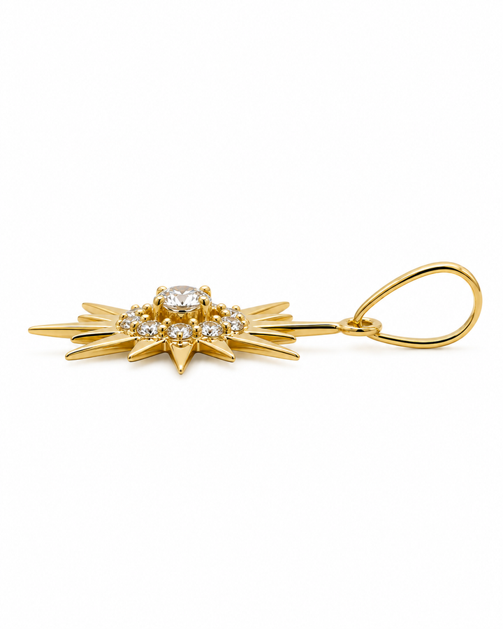 Sonnenanhänger aus 18k Gelbgold mit weißen Zirkonia in seitlicher Ansicht.