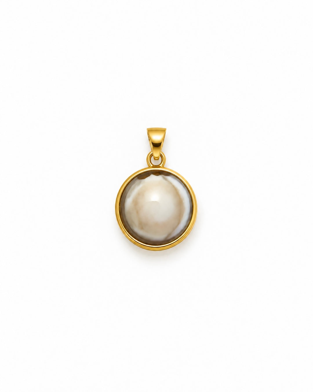 Mah-e Kamel Vollmond-Anhänger aus 18k Gelbgold mit rundem creme-grau marmoriertem Schmuckstein auf weissem Hintergrund