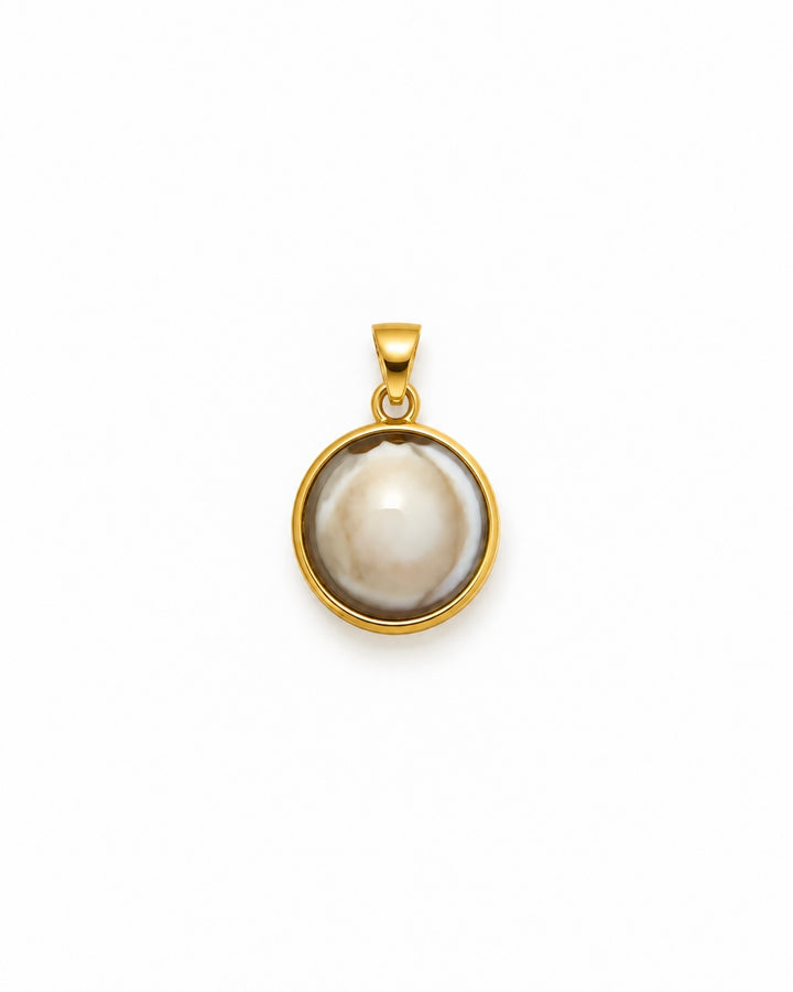 Mah-e Kamel Vollmond-Anhänger aus 18k Gelbgold mit rundem creme-grau marmoriertem Schmuckstein auf weissem Hintergrund