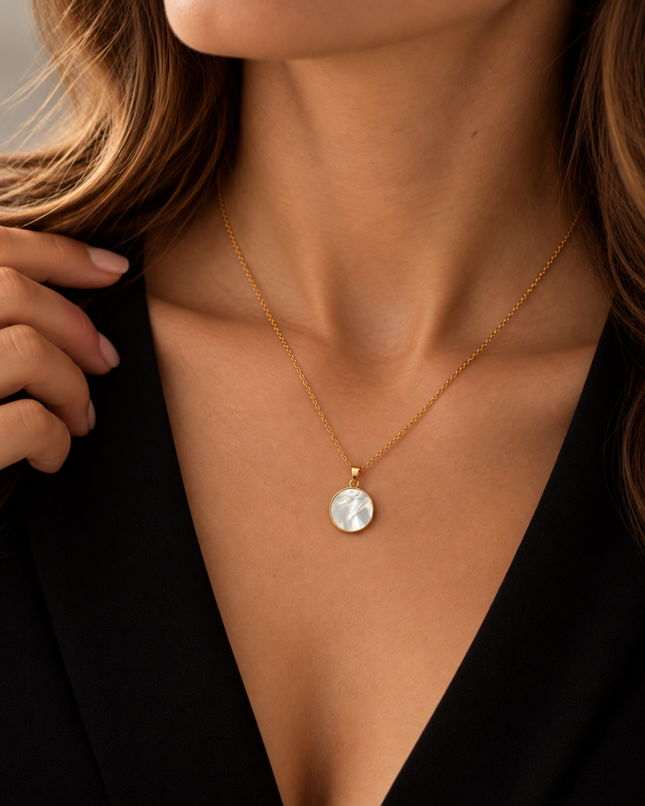 Mah-e Sadaf Perlmuttmond-Anhänger aus 18k Gelbgold getragen an einer feinen Goldkette