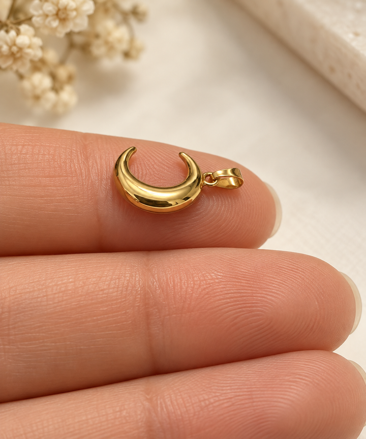 Kleiner Mah Mond-Anhänger aus 18k Gelbgold auf der Hand
