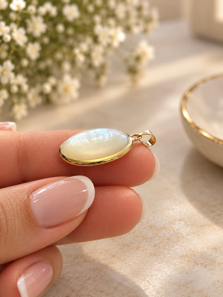     Detailaufnahme des Mahtab Anhängers aus 18k Gold und Perlmutt