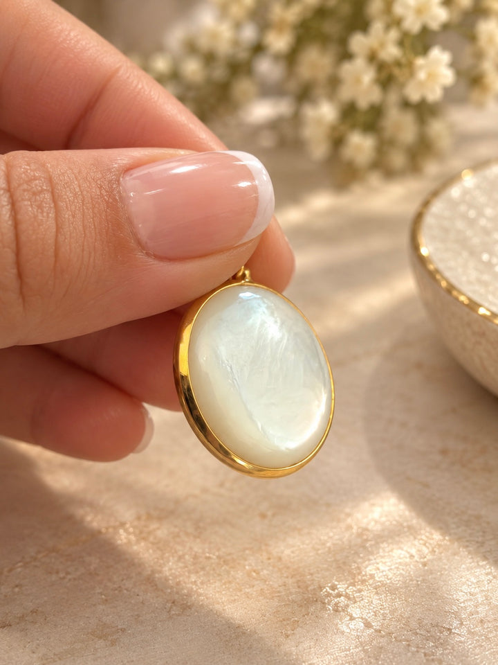     Detailaufnahme des Mahtab Anhängers aus 18k Gold und Perlmutt
