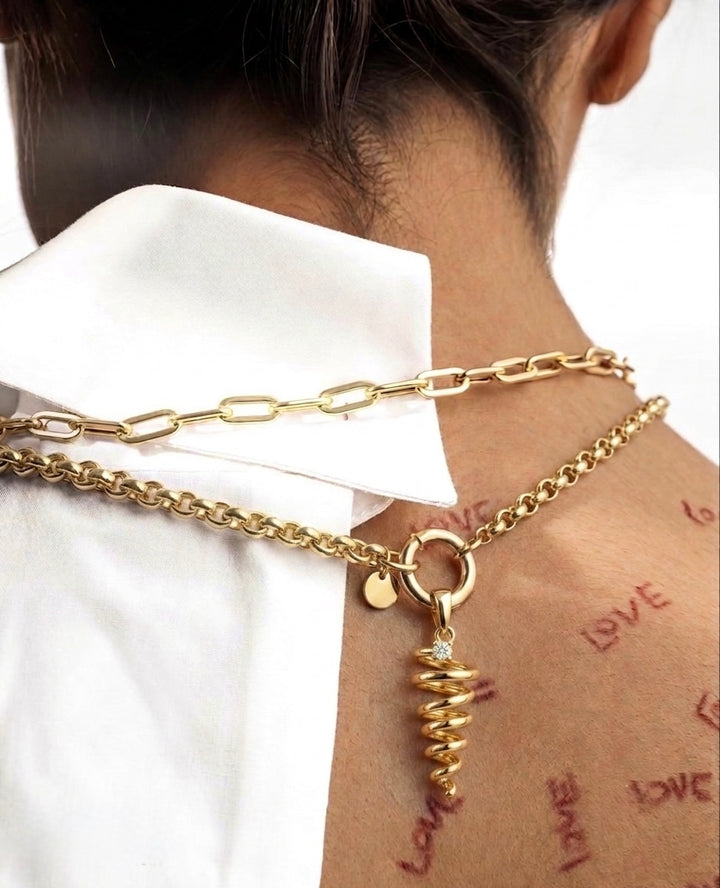 18 Karat Goldketten im Layering-Look mit modernem Goldanhänger – hochwertiger Echtschmuck in Gelbgold.