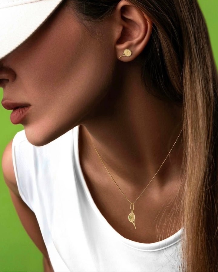 18k Gelbgold Anhänger „Raket-e Tennis“ mit grünem Zirkonia, getragen an feiner Kette am Hals, Lifestyle-Portrait