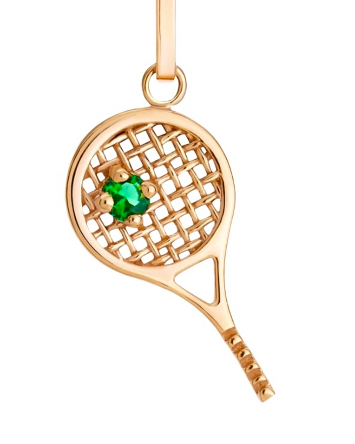 Detailaufnahme des 18k Gelbgold-Anhängers „Raket-e Tennis“ mit filigranem Gitter und Zirkonia