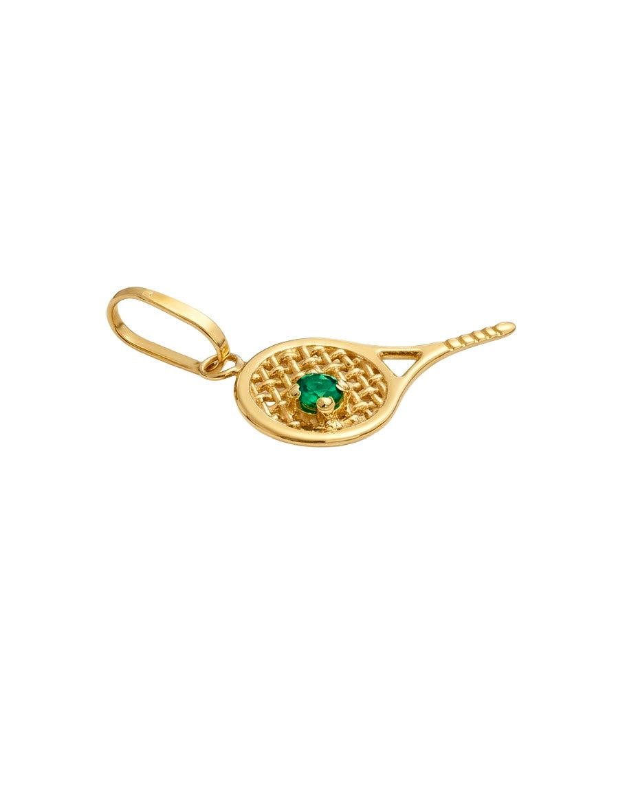 Anhänger aus 18-karätigem Gelbgold in Form eines Tennisschlägers mit filigranem Saitenmuster und rundem, grünen Edelstein in Krappenfassung in der Mitte. Die glänzend polierte Oberfläche und die integrierte Anhängeröse verleihen dem sportlich-eleganten Schmuckstück einen edlen Look vor weissem Hintergrund.