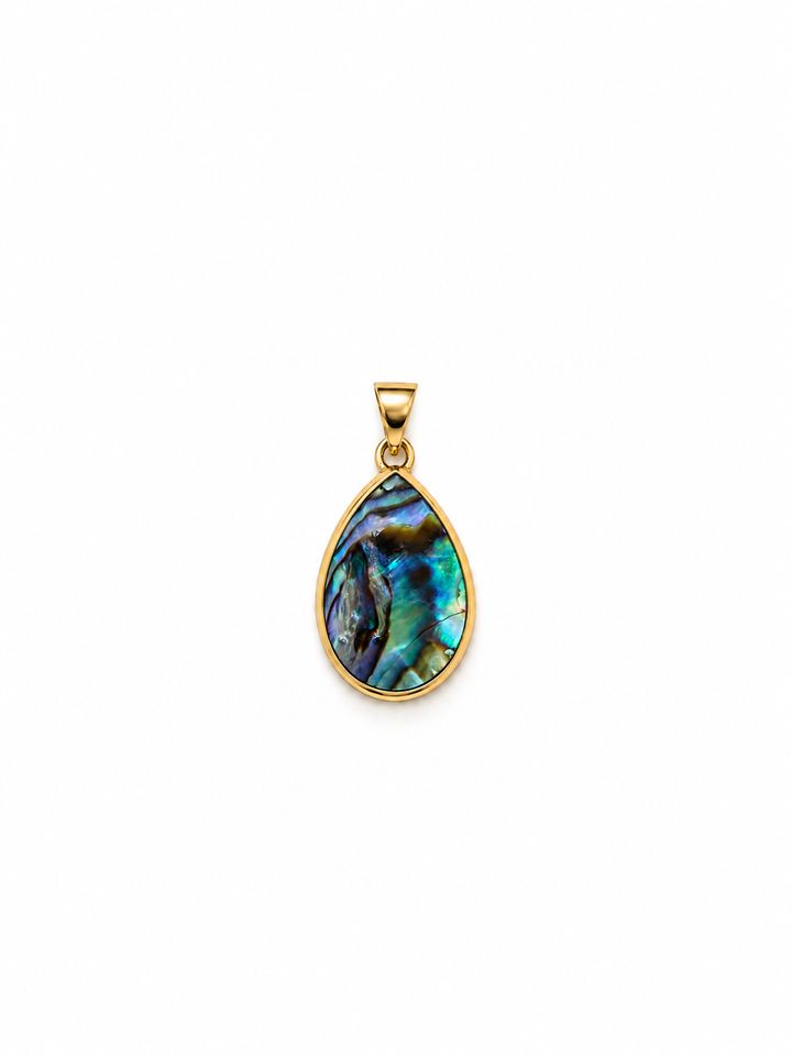 Rangin Kaman Anhänger aus 18k Gelbgold mit tropfenförmigem blau-grün schimmerndem Schmuckstein auf weissem Hintergrund