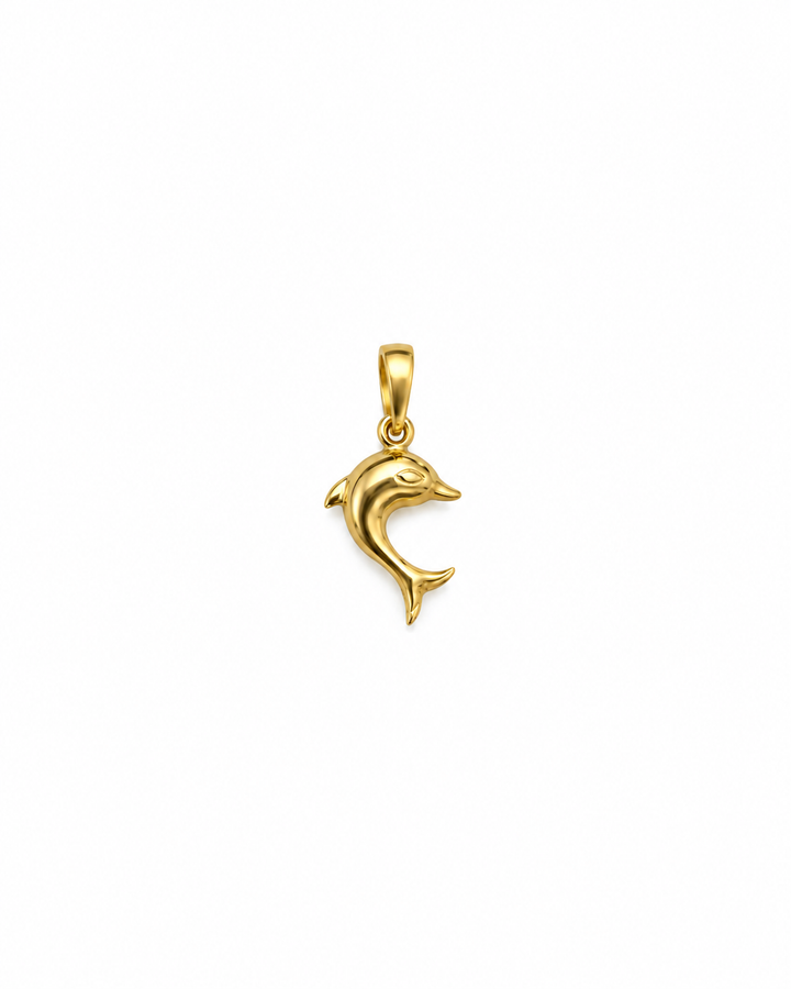 Raqs-e Dolfin Delfin-Anhänger aus 18k Gelbgold in geschwungener Form mit fein ausgearbeiteten Flossen auf weissem Hintergrund