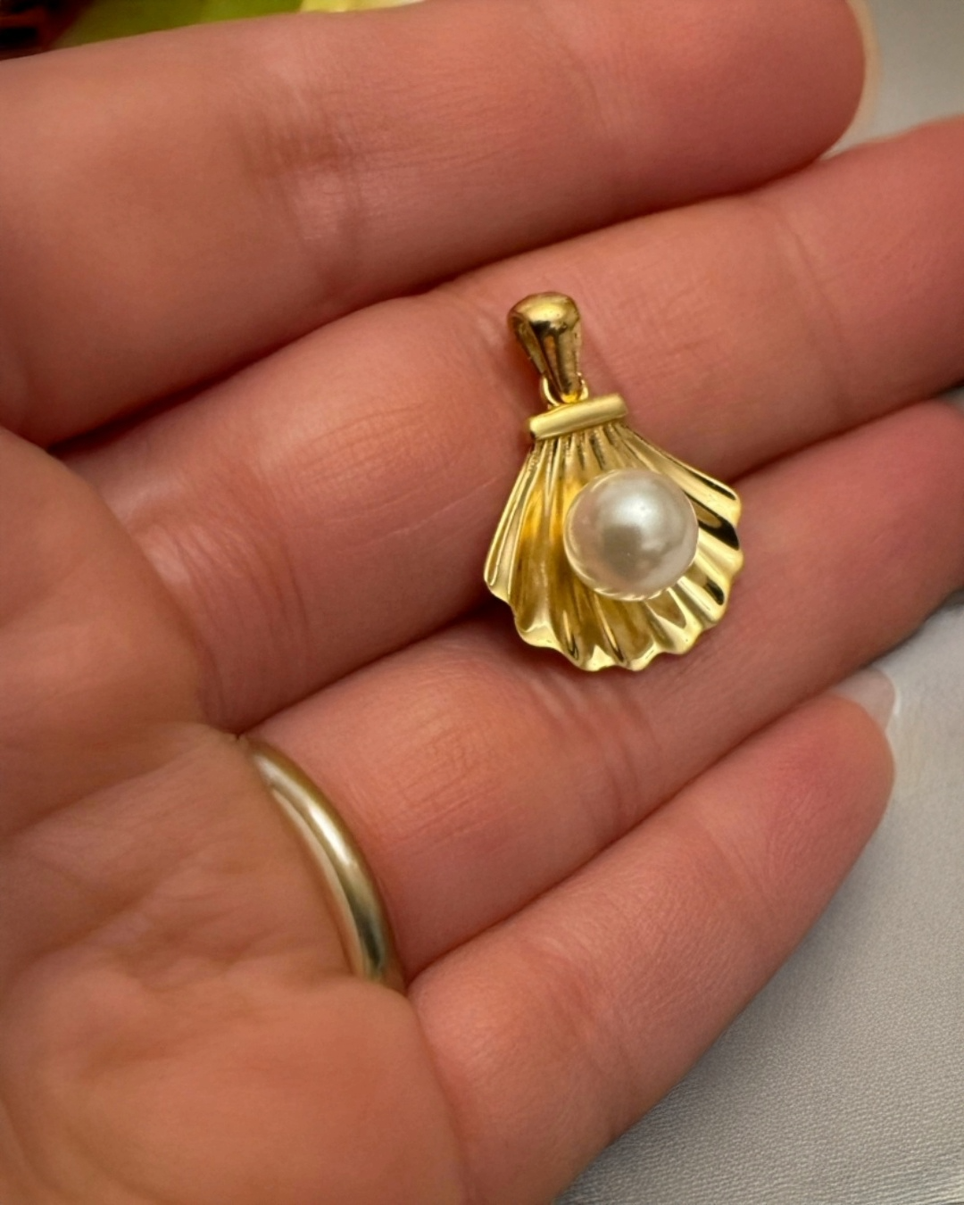 18k Gelbgold-Anhänger in Muschelform mit Perle, handgefertigter Goldschmuck mit maritimem Design, edler Schmuckanhänger aus Gold.
