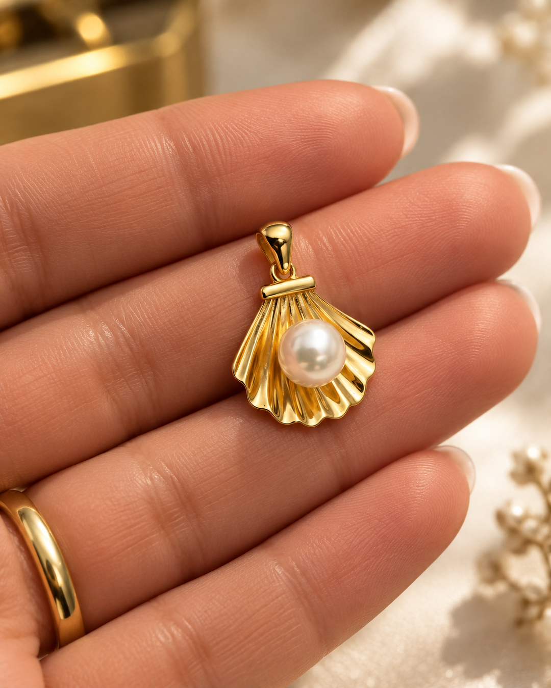18k Gelbgold-Anhänger in Muschelform mit Perle, handgefertigter Goldschmuck mit maritimem Design, edler Schmuckanhänger aus Gold.