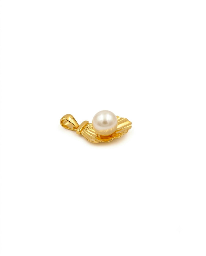 Muschel-Anhänger aus 18k Gelbgold mit zentraler Perle (Durchmesser 0.6 cm), handgefertigt und filigran gearbeitet.