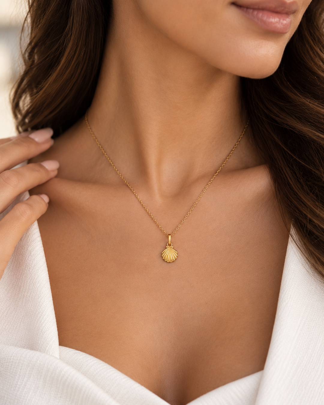Sadaf Anhänger aus 18k Gold am Hals getragen