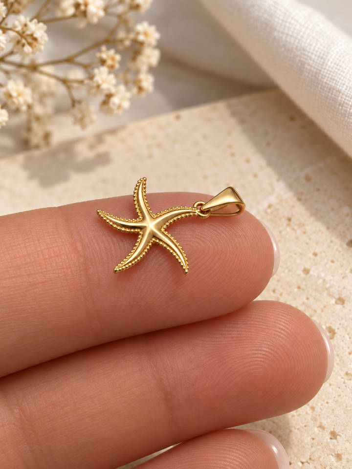 Setareh-e Darya Anhänger aus 18k Gelbgold mit feiner perlenartiger Randstruktur auf der Hand