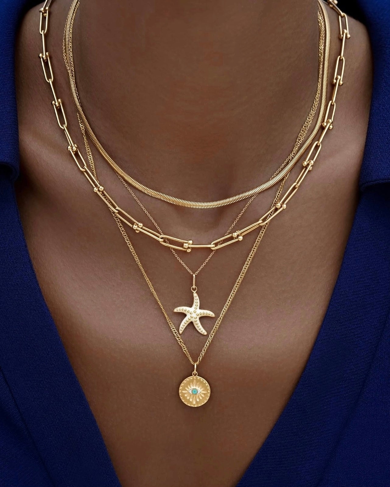 Anhänger aus 18k Gelbgold in Form eines detailreichen Meeressterns – Setareh-ye Daryâ-yi. Luxuriöser Echtgold-Anhänger, maritim inspiriert und elegant an einer feinen Goldkette getragen.