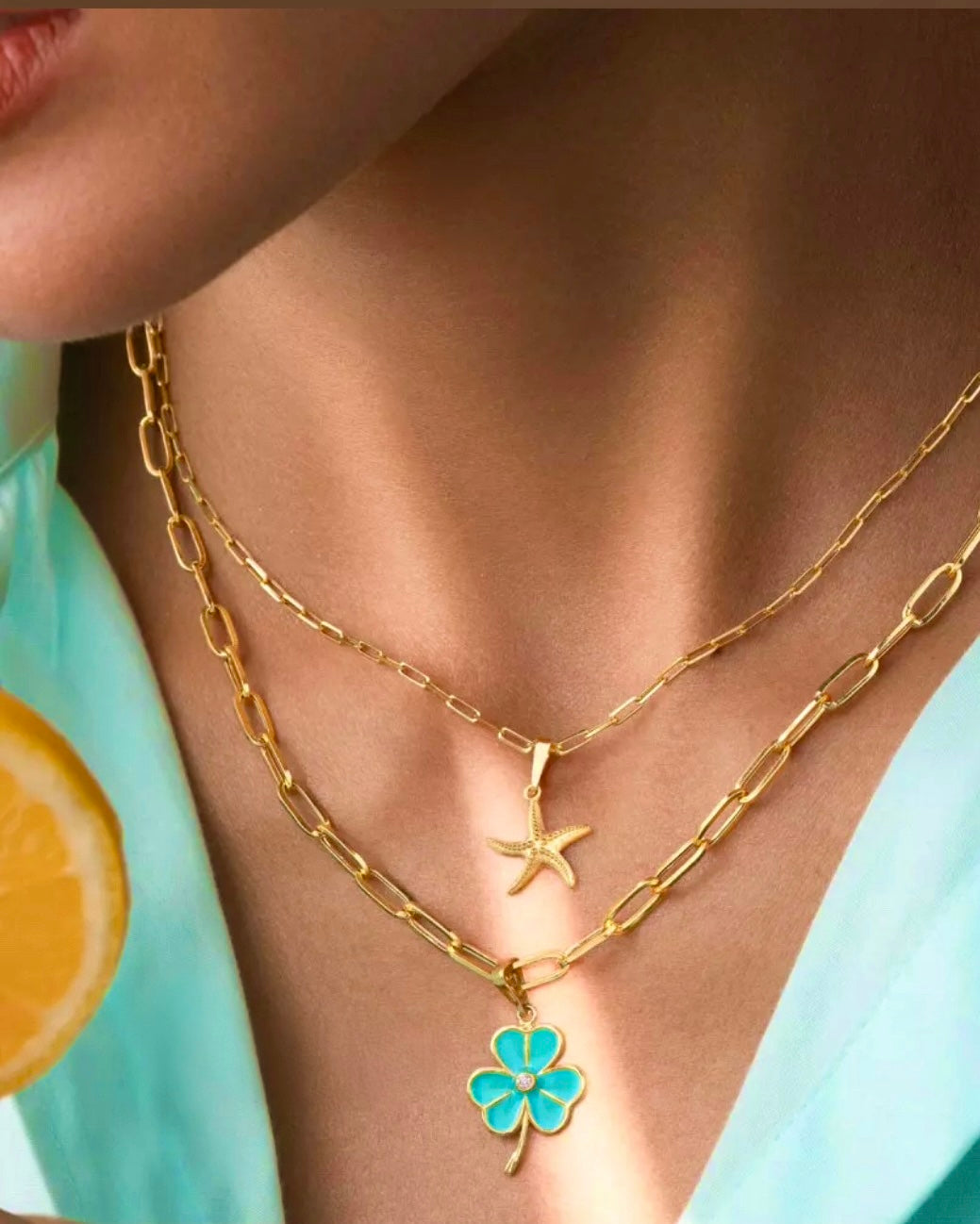 Anhänger aus 18k Gelbgold in Form eines filigranen Meeressterns – Setareh-ye Daryâ-yi. Luxuriöser Echtgold-Anhänger mit maritimem Design, elegant kombiniert mit einer feinen Goldkette.