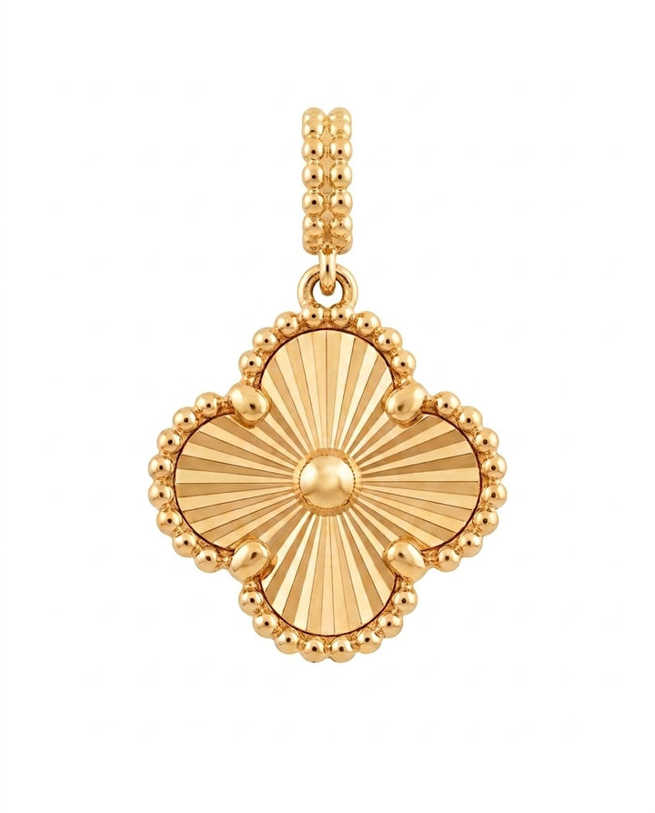 Detailaufnahme eines 18k Goldanhängers mit Kleeblatt-Form und strahlenförmiger Struktur im Zentrum, Variante 1.4 cm * 1.4 cm