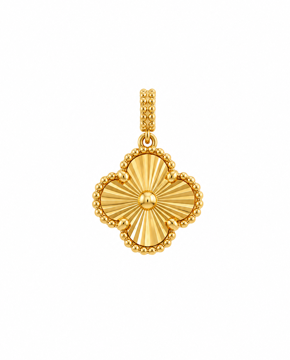 Detailaufnahme eines 18k Goldanhängers mit Kleeblatt-Form und strahlenförmiger Struktur im Zentrum, Variante 1.4 cm * 1.4 cm