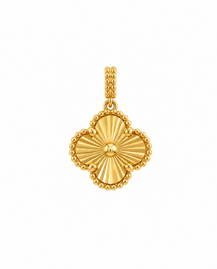 Detailaufnahme eines 18k Goldanhängers mit Kleeblatt-Form und strahlenförmiger Struktur im Zentrum, Variante 1.4 cm * 1.4 cm