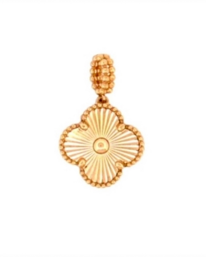 Detailaufnahme eines 18k Goldanhängers mit Kleeblatt-Form und strahlenförmiger Struktur im Zentrum, Variante 1.4 cm * 1.4 cm