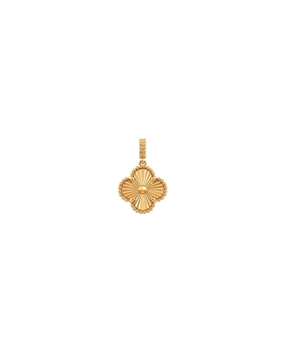 18k Gelbgold-Anhänger mit Kleeblatt-Motiv und fein strukturierter Oberfläche, freigestellt auf hellem Hintergrund, Variante 1.4 cm * 1.4 cm