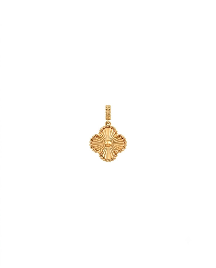 18k Gelbgold-Anhänger mit Kleeblatt-Motiv und fein strukturierter Oberfläche, freigestellt auf hellem Hintergrund, Variante 1.4 cm * 1.4 cm
