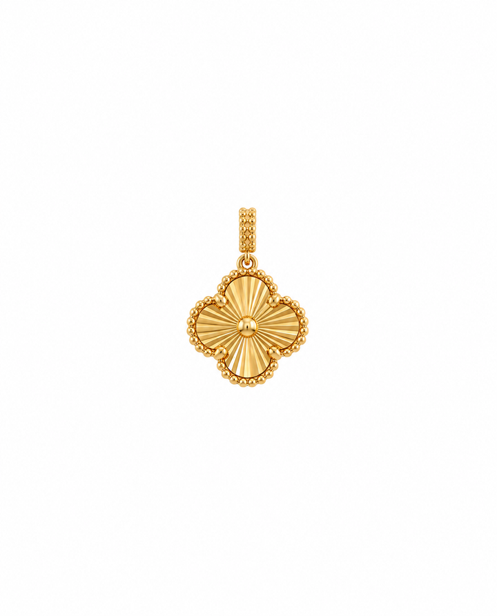 18k Gelbgold-Anhänger mit Kleeblatt-Motiv und fein strukturierter Oberfläche, freigestellt auf hellem Hintergrund, Variante 1.4 cm * 1.4 cm