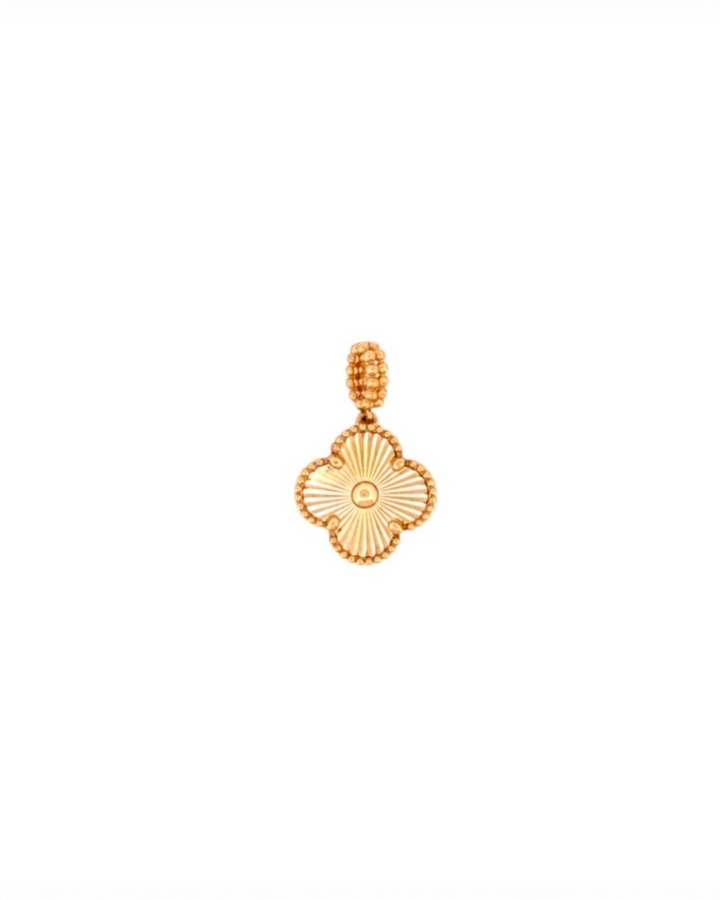 18k Gelbgold-Anhänger mit Kleeblatt-Motiv und fein strukturierter Oberfläche, freigestellt auf hellem Hintergrund, Variante 1.4 cm * 1.4 cm