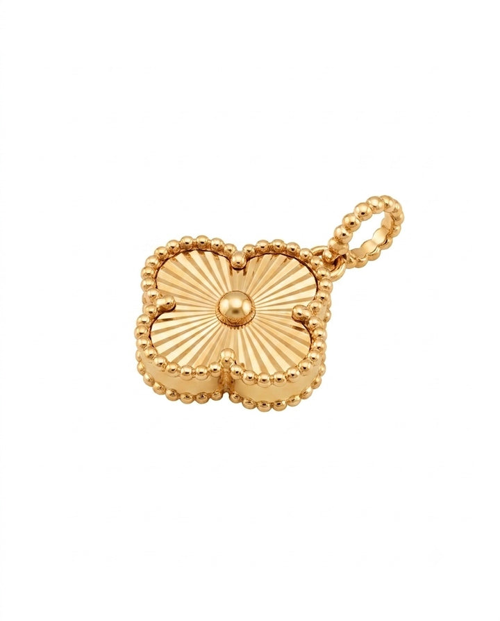 Anhänger aus 18 Karat Gelbgold in filigraner Kleeblattform mit strahlenförmig gravierter Oberfläche und dekorativem Perlenrand. Eleganter Goldanhänger aus echtem Gold, handgefertigt und ideal für Halsketten – zeitloser Damenschmuck mit luxuriöser Ausstrahlung.