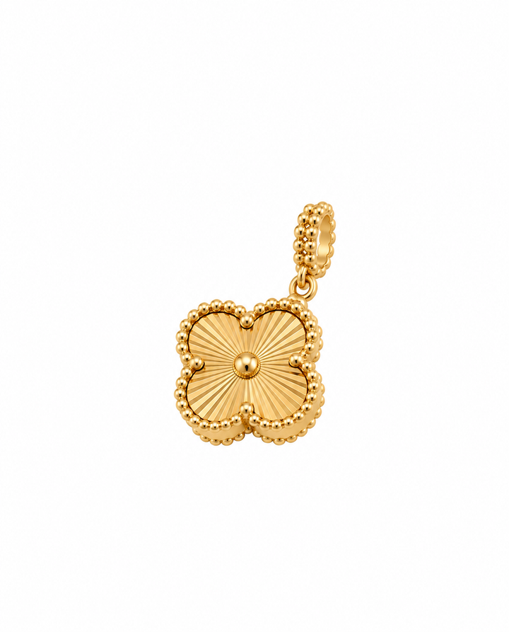 Anhänger aus 18 Karat Gelbgold in filigraner Kleeblattform mit strahlenförmig gravierter Oberfläche und dekorativem Perlenrand. Eleganter Goldanhänger aus echtem Gold, handgefertigt und ideal für Halsketten – zeitloser Damenschmuck mit luxuriöser Ausstrahlung.