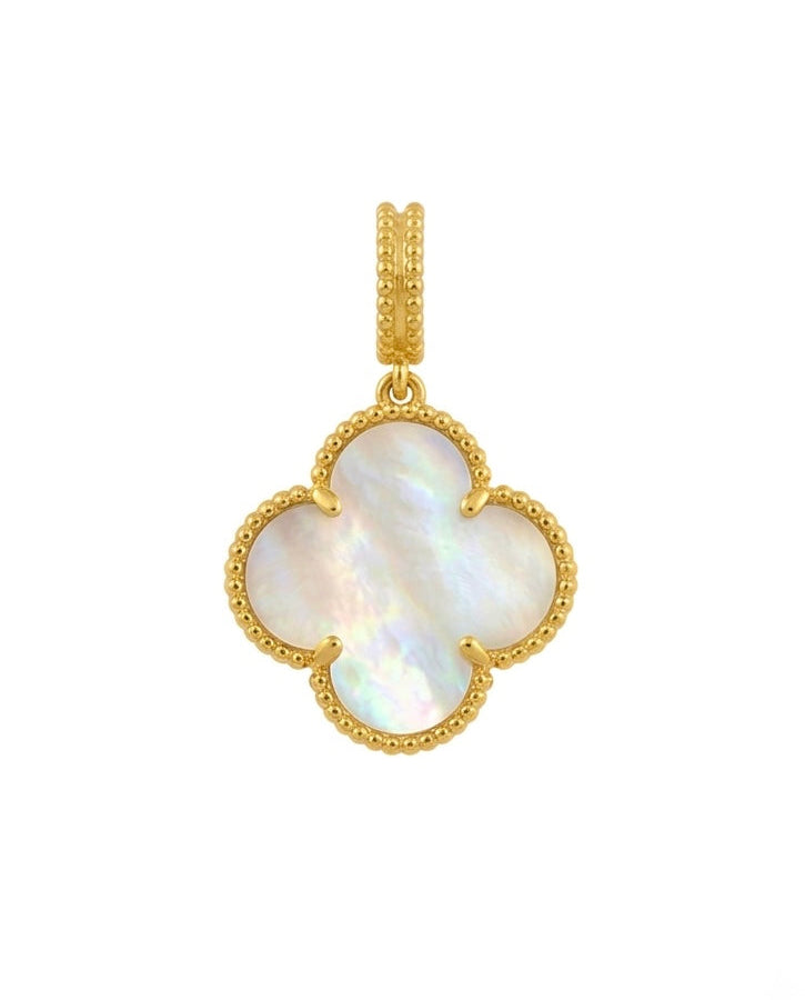 Nahaufnahme des Perlmutt-Kleeblatt-Anhängers "Shabdar-e Sefid" aus 18k Gold.
