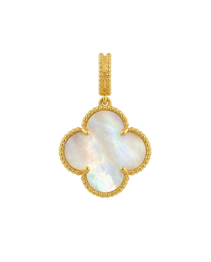 Nahaufnahme des Perlmutt-Kleeblatt-Anhängers "Shabdar-e Sefid" aus 18k Gold.