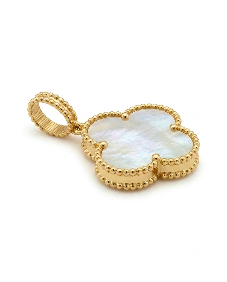 Anhänger in Form eines vierblättrigen Kleeblatts aus 18 Karat Gelbgold mit schimmernder Perlmutt-Einlage. Die filigrane Kugelrand-Verzierung und die elegante Öse verleihen dem zeitlosen Schmuckstück eine luxuriöse Ausstrahlung. Hochwertiger Goldanhänger als Glückssymbol für Damen und Herren – ideal als Geschenk oder für den täglichen Stil.